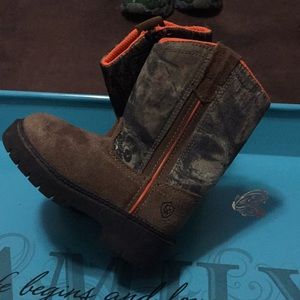 🙋🏼‍♂️Boys size 6 Boots😎